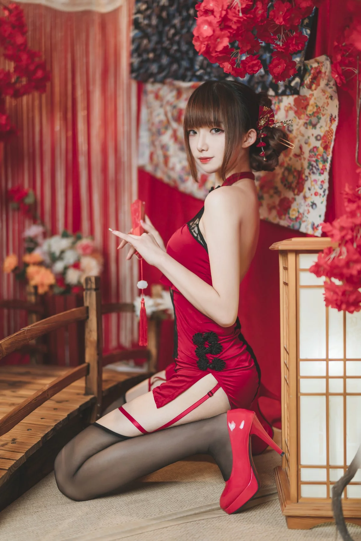 动漫博主封疆疆v韶华旗袍疆主题性感红色旗袍服配黑丝吊袜秀曼妙身姿诱惑写真37P