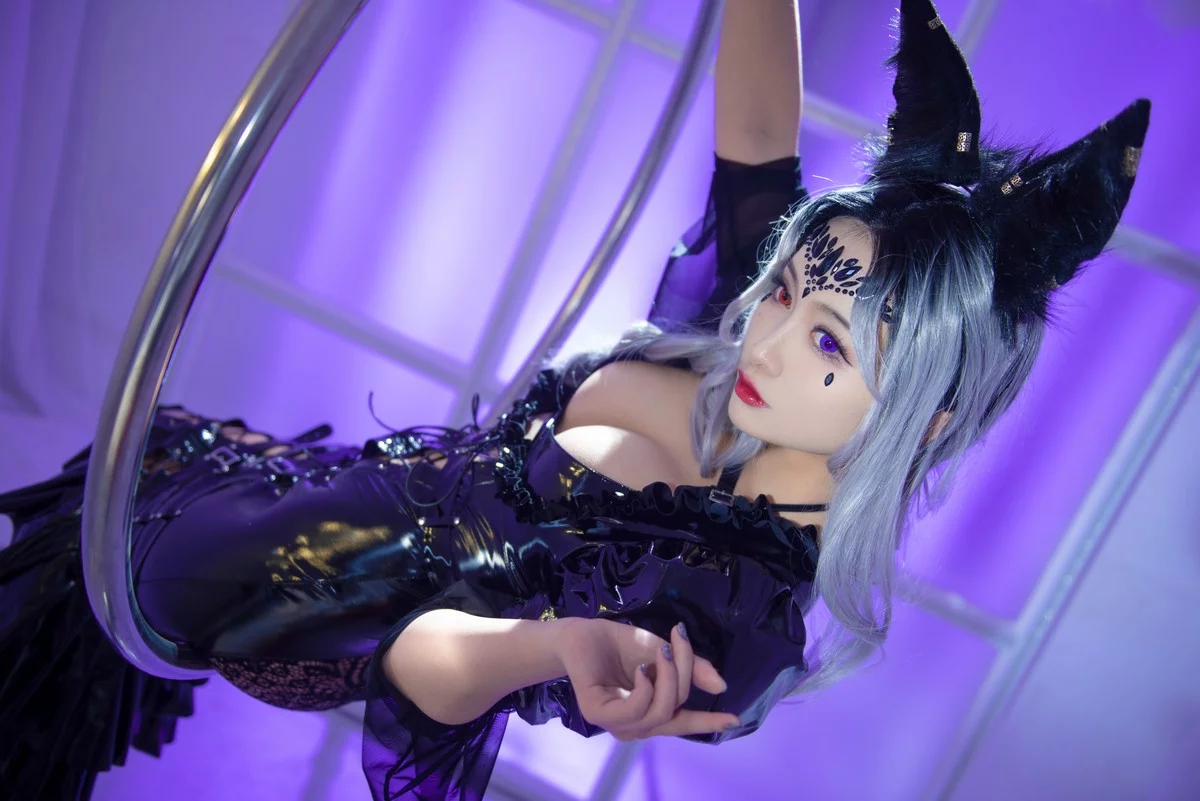 动漫博主洛璃LoLiSAMA魔女莉莉丝主题性感黑色皮质连衣长裙秀完美身材诱惑写真74P