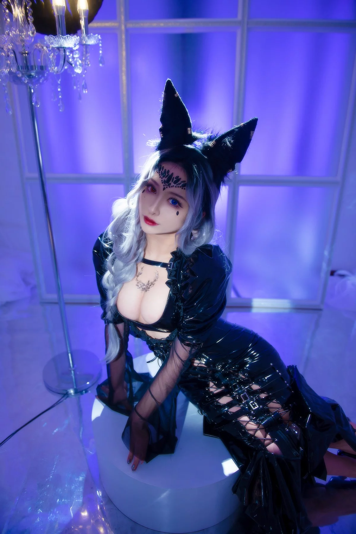 动漫博主洛璃LoLiSAMA魔女莉莉丝主题性感黑色皮质连衣长裙秀完美身材诱惑写真74P
