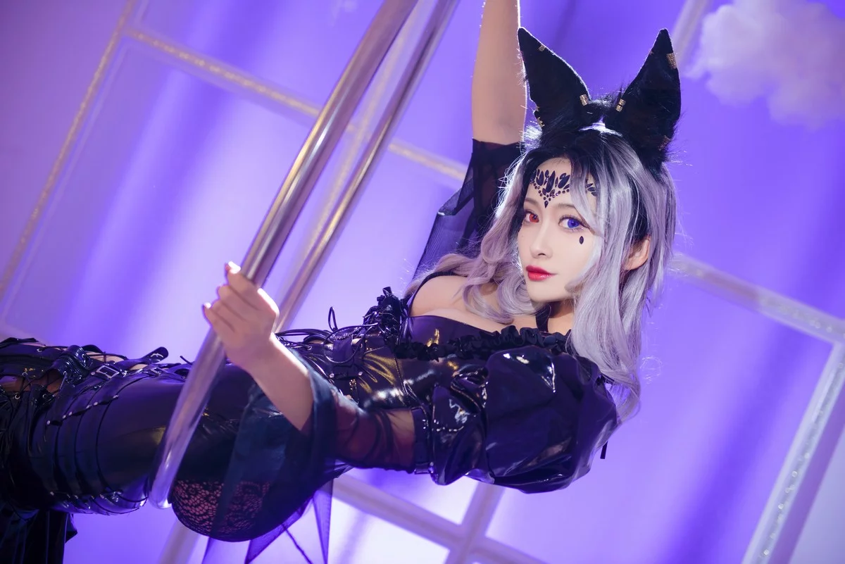 动漫博主洛璃LoLiSAMA魔女莉莉丝主题性感黑色皮质连衣长裙秀完美身材诱惑写真74P
