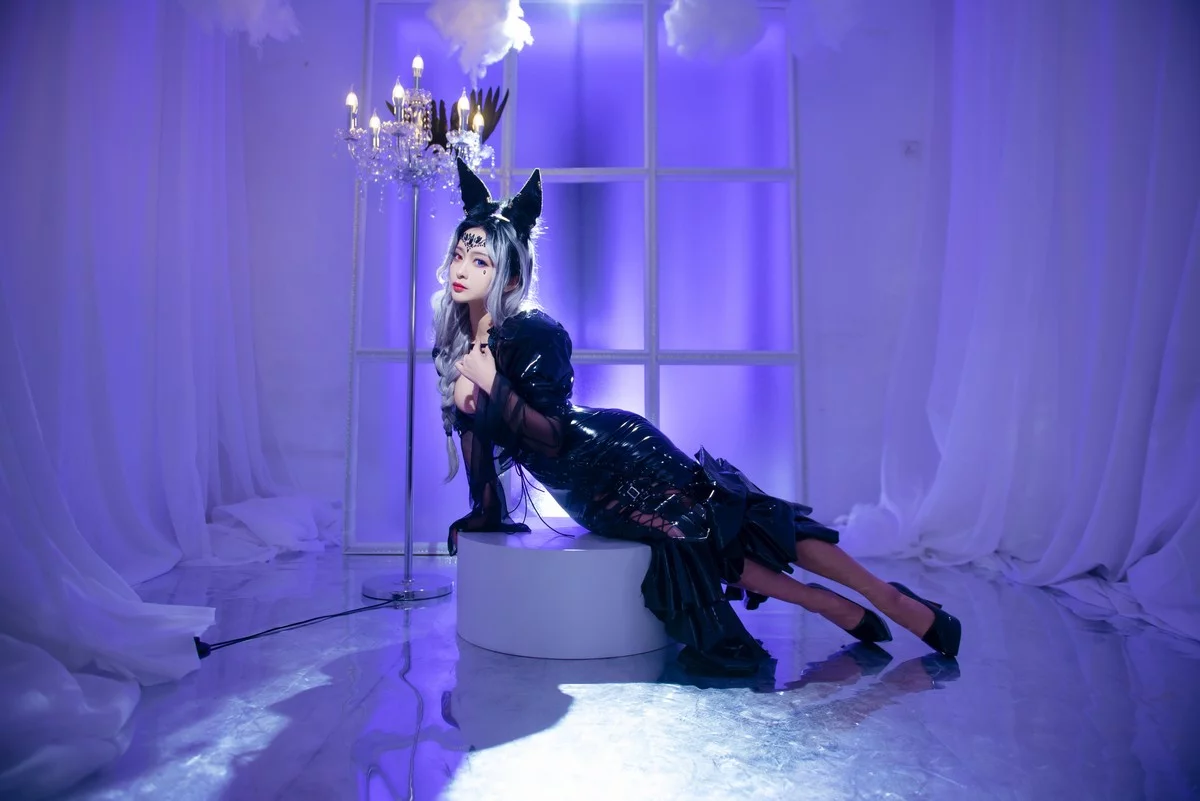 动漫博主洛璃LoLiSAMA魔女莉莉丝主题性感黑色皮质连衣长裙秀完美身材诱惑写真74P