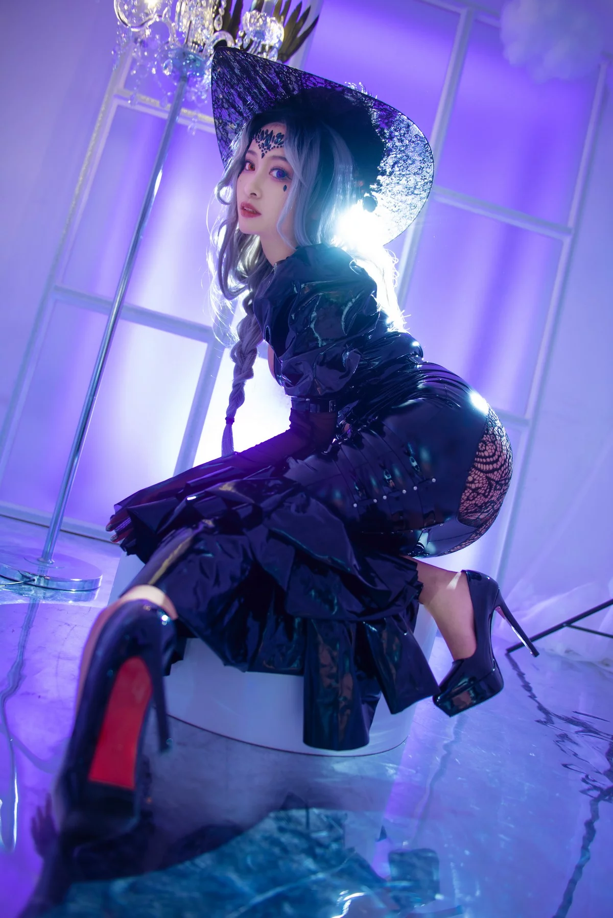 动漫博主洛璃LoLiSAMA魔女莉莉丝主题性感黑色皮质连衣长裙秀完美身材诱惑写真74P