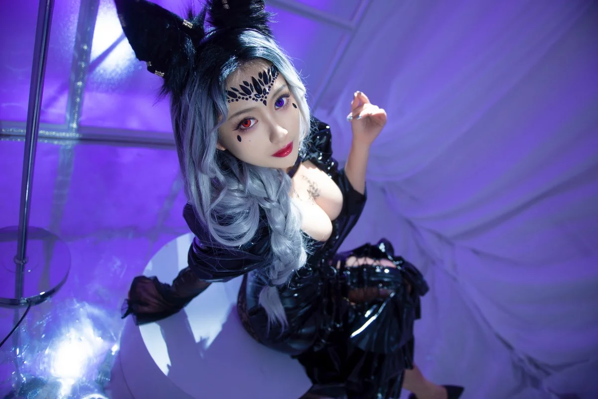 动漫博主洛璃LoLiSAMA魔女莉莉丝主题性感黑色皮质连衣长裙秀完美身材诱惑写真74P