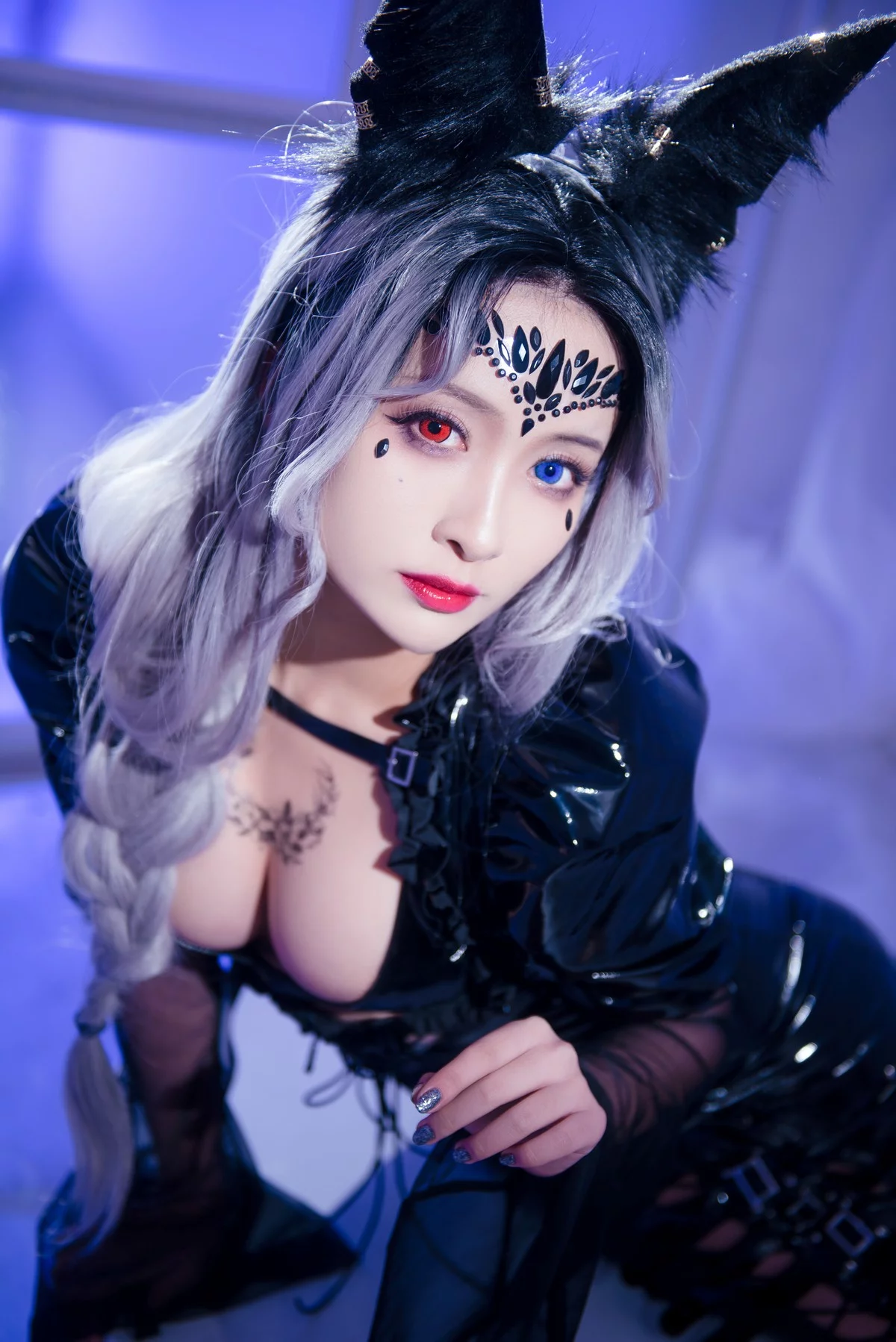 动漫博主洛璃LoLiSAMA魔女莉莉丝主题性感黑色皮质连衣长裙秀完美身材诱惑写真74P