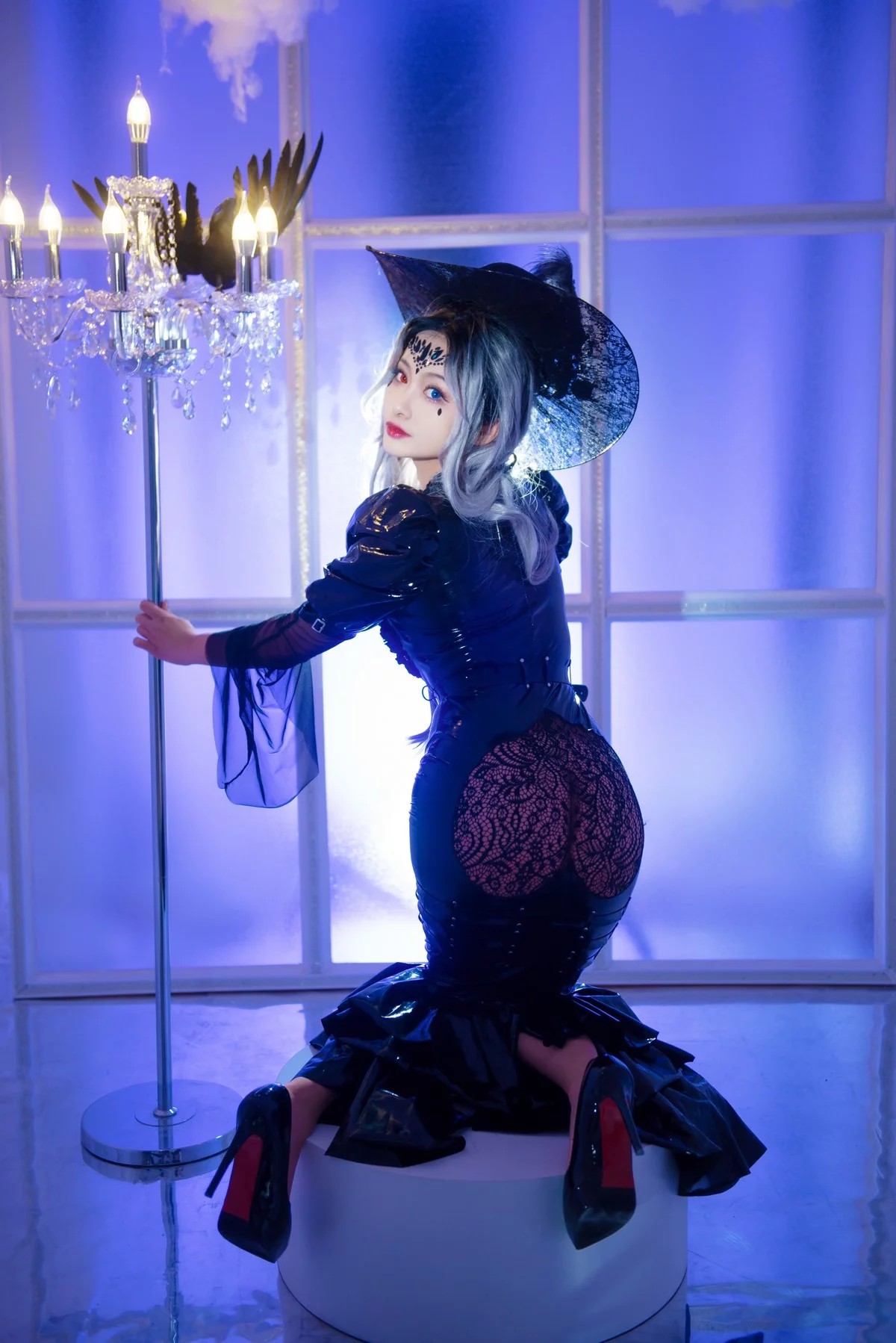 动漫博主洛璃LoLiSAMA魔女莉莉丝主题性感黑色皮质连衣长裙秀完美身材诱惑写真74P