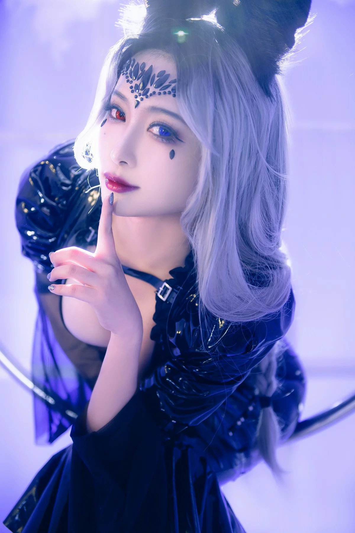 动漫博主洛璃LoLiSAMA魔女莉莉丝主题性感黑色皮质连衣长裙秀完美身材诱惑写真74P