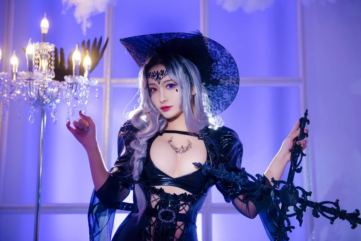 动漫博主洛璃LoLiSAMA魔女莉莉丝主题性感黑色皮质连衣长裙秀完美身材诱惑写真74P
