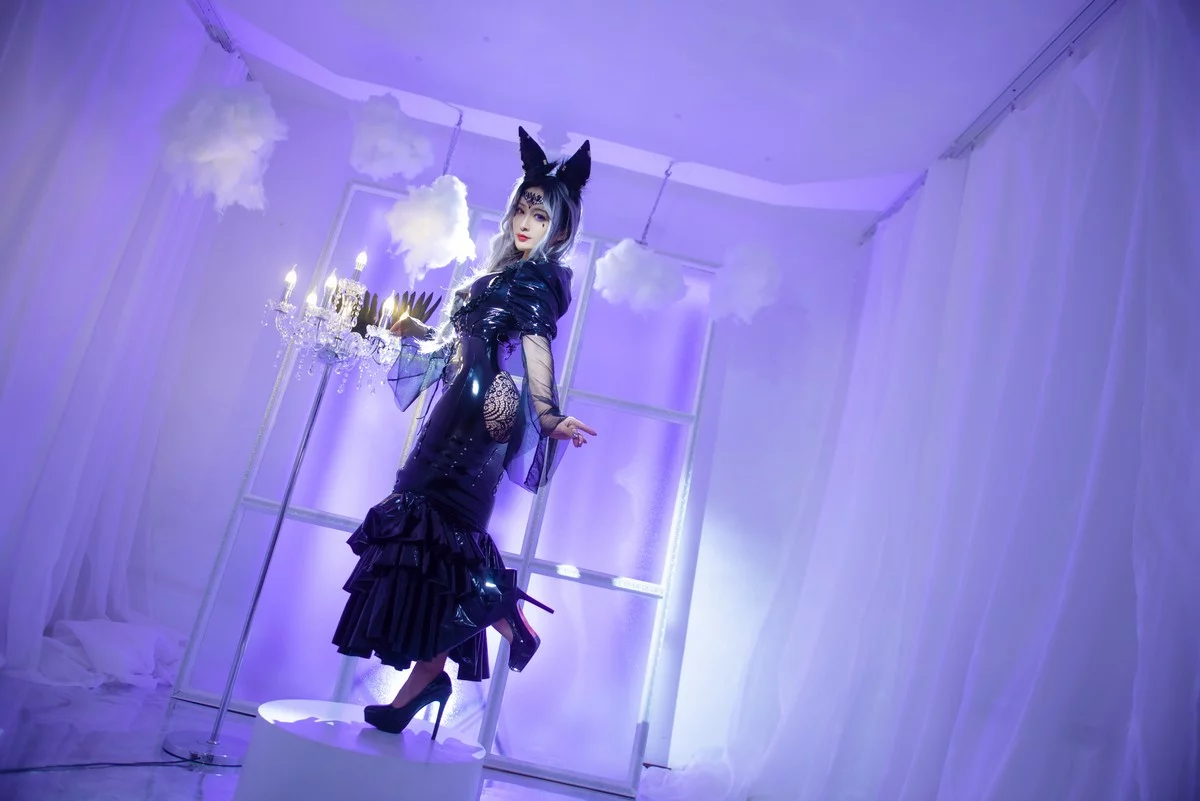 动漫博主洛璃LoLiSAMA魔女莉莉丝主题性感黑色皮质连衣长裙秀完美身材诱惑写真74P