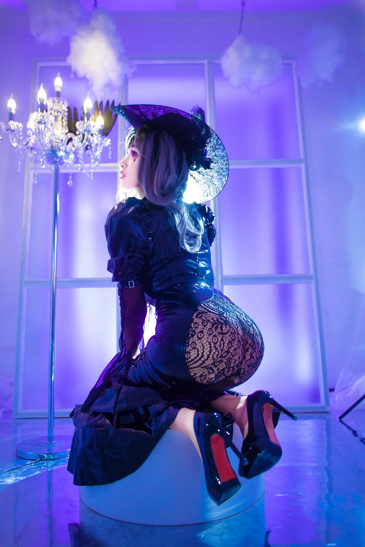 动漫博主洛璃LoLiSAMA魔女莉莉丝主题性感黑色皮质连衣长裙秀完美身材诱惑写真74P