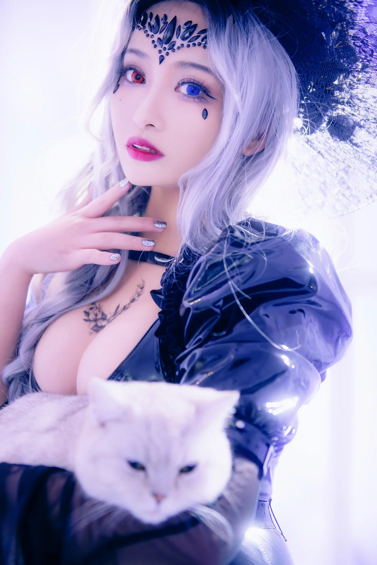 动漫博主洛璃LoLiSAMA魔女莉莉丝主题性感黑色皮质连衣长裙秀完美身材诱惑写真74P