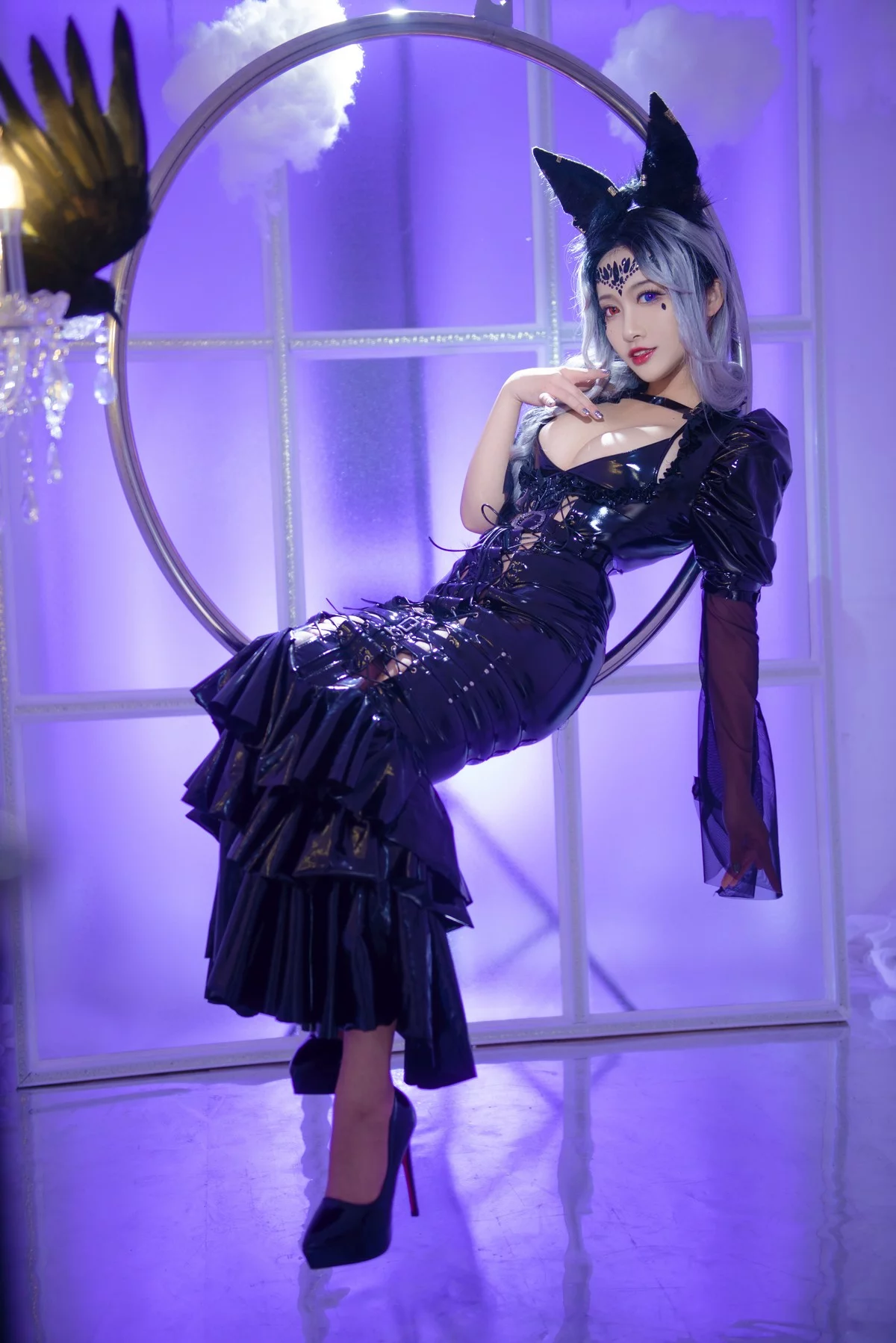 动漫博主洛璃LoLiSAMA魔女莉莉丝主题性感黑色皮质连衣长裙秀完美身材诱惑写真74P