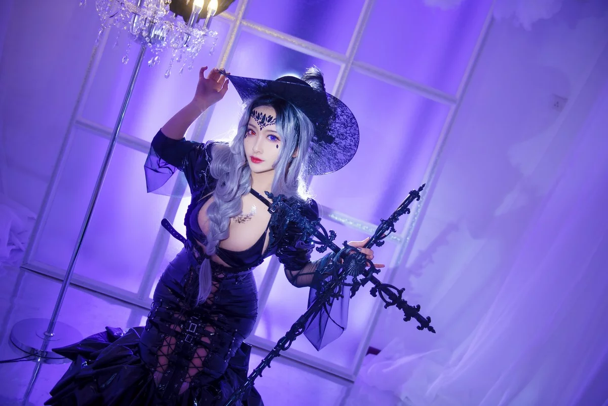 动漫博主洛璃LoLiSAMA魔女莉莉丝主题性感黑色皮质连衣长裙秀完美身材诱惑写真74P