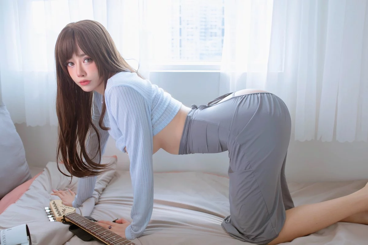 日本性感萝莉Byoru吉他妹妹主题灰色针织上衣半撩真空露傲人豪乳遮点诱惑写真55P