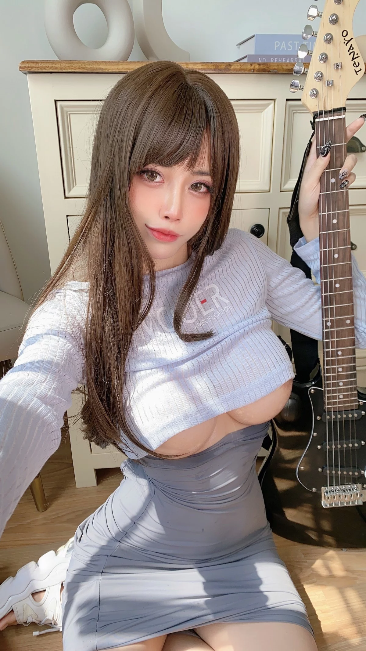 日本性感萝莉Byoru吉他妹妹主题灰色针织上衣半撩真空露傲人豪乳遮点诱惑写真55P