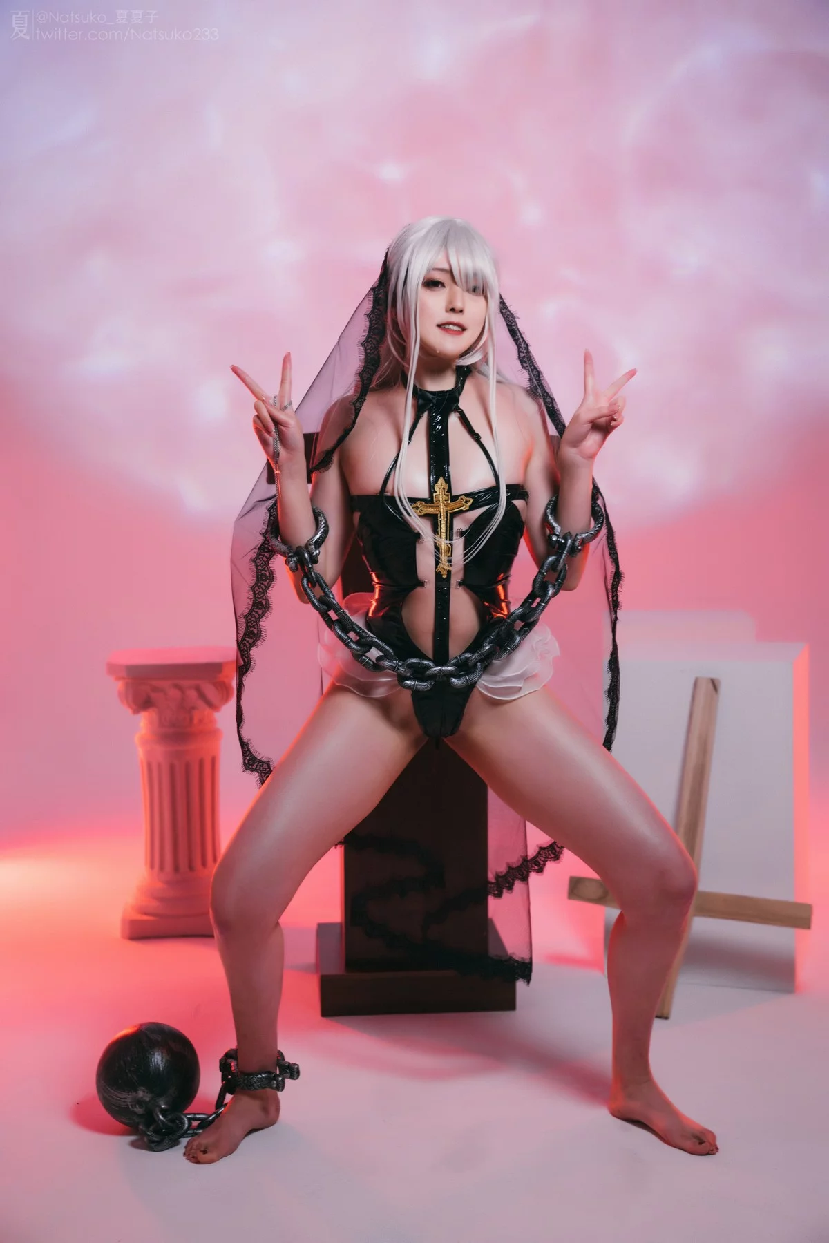 网络美女Natsuko夏夏子反差修女主题私房黑色情趣修女服饰露豪乳遮点诱惑写真40P