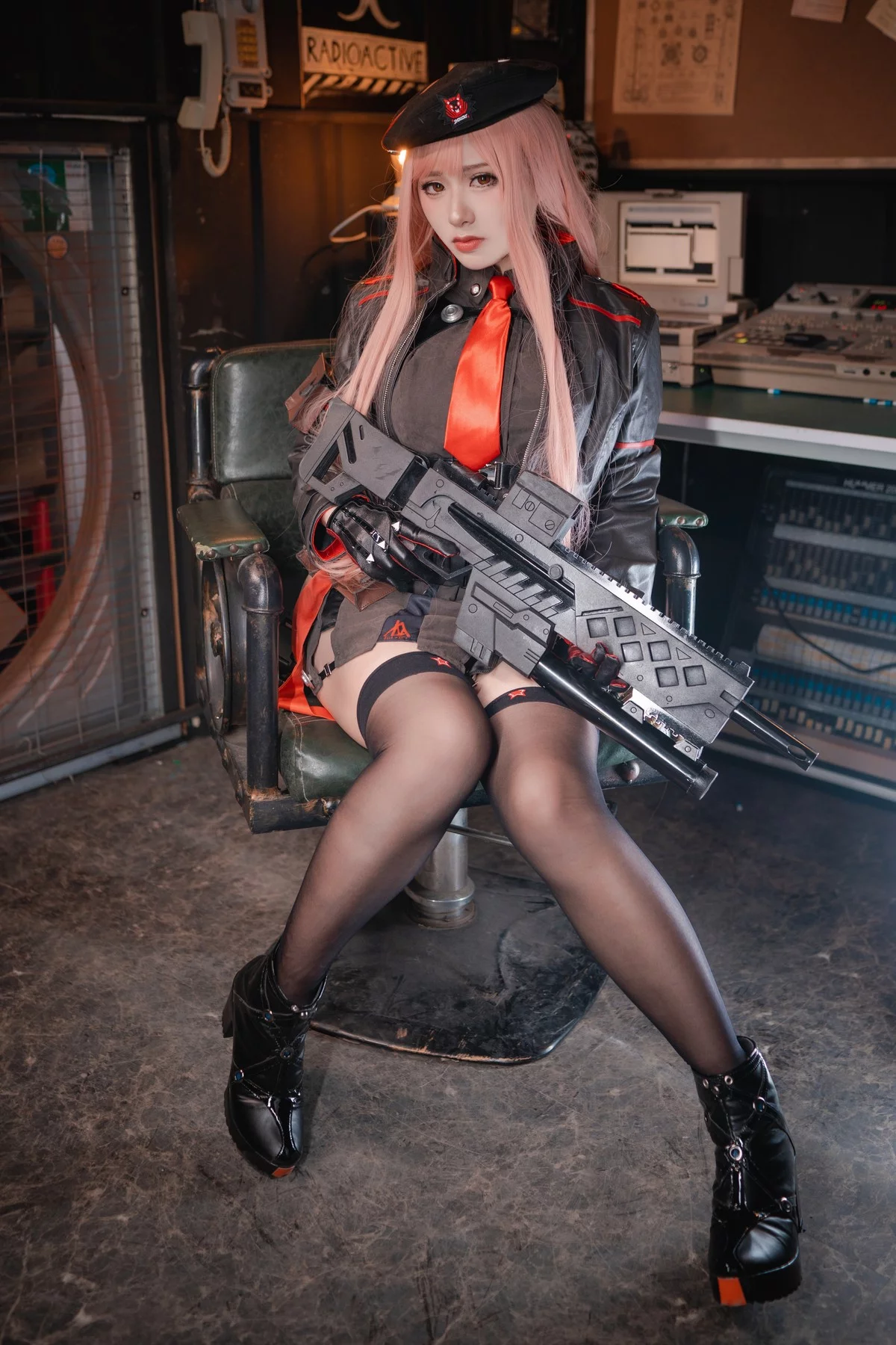 网络美女柘烟_Zuken妮姬胜利女神主题性感黑色服饰配黑丝袜秀翘臀美腿诱惑写真48P