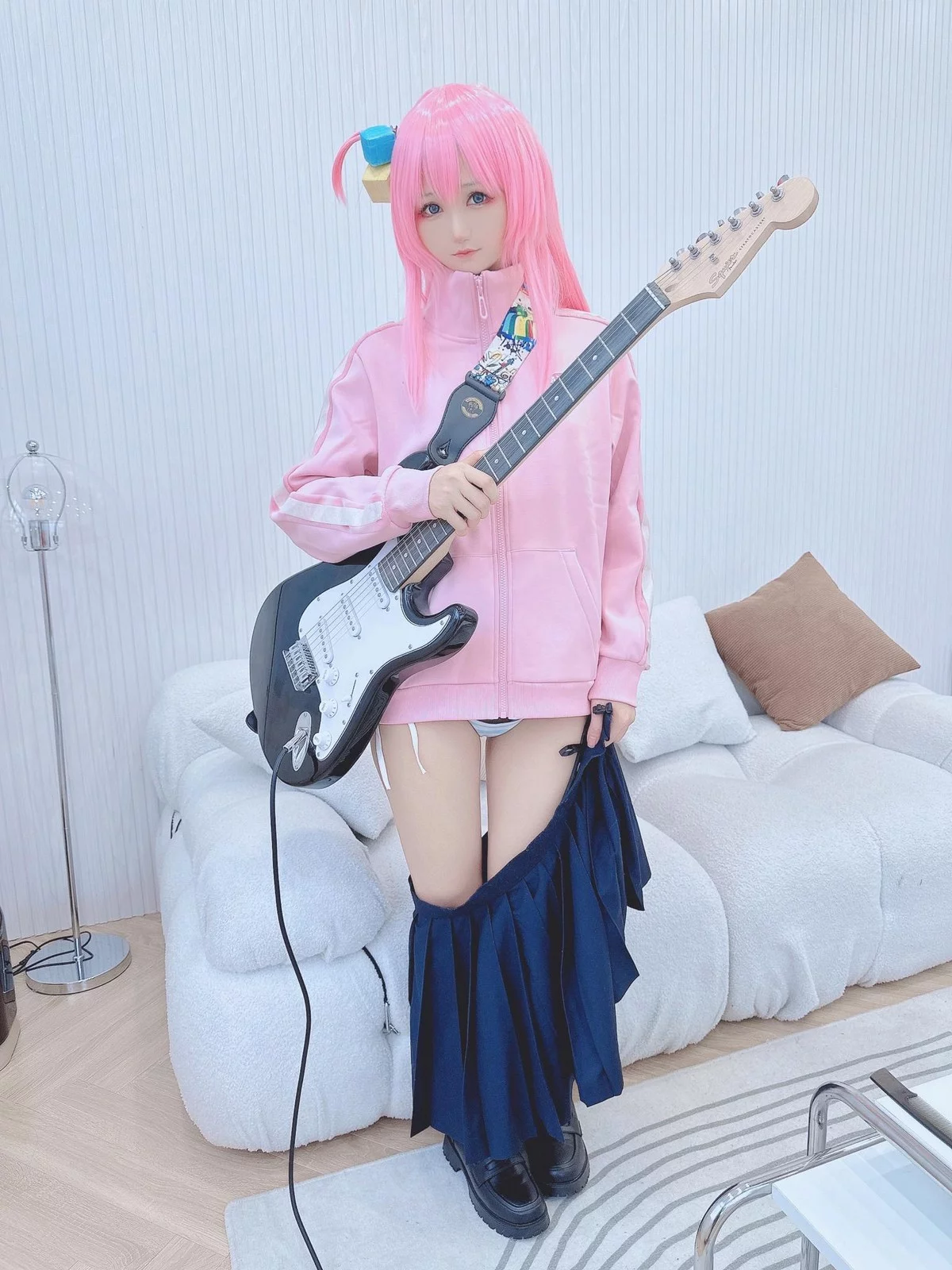 越南妹子KuukoW-Bocchi The Rock主题性感粉色外套配黑短裙秀美腿诱惑写真38P
