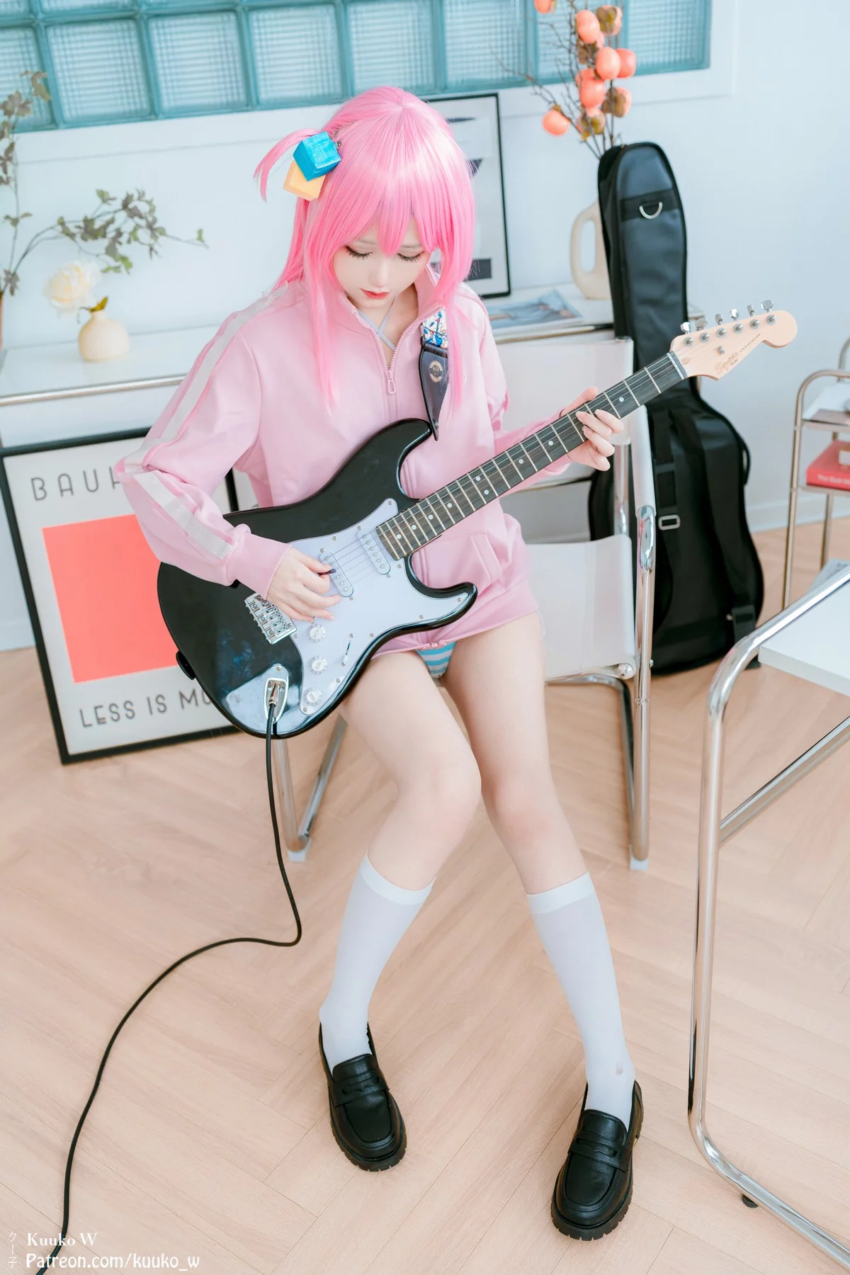 越南妹子KuukoW-Bocchi The Rock主题性感粉色外套配黑短裙秀美腿诱惑写真38P