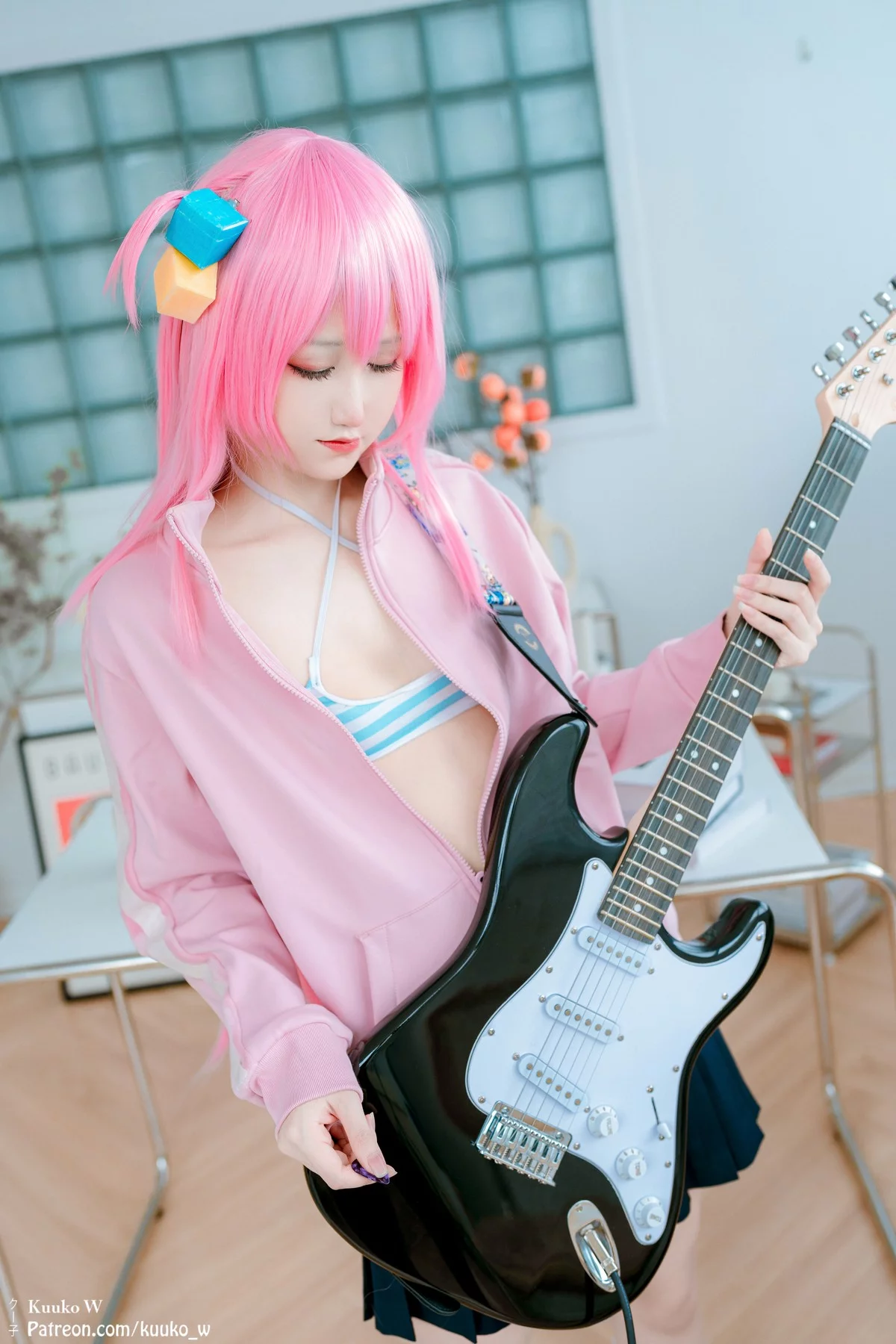 越南妹子KuukoW-Bocchi The Rock主题性感粉色外套配黑短裙秀美腿诱惑写真38P