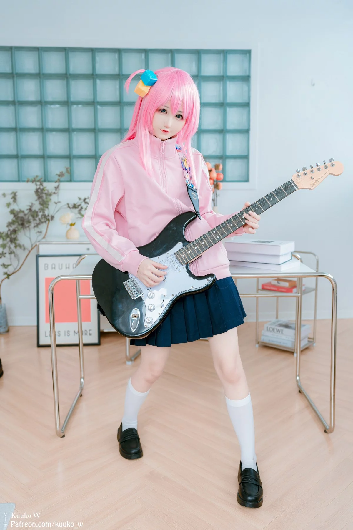 越南妹子KuukoW-Bocchi The Rock主题性感粉色外套配黑短裙秀美腿诱惑写真38P