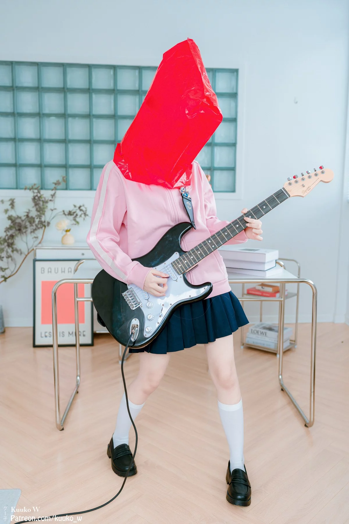 越南妹子KuukoW-Bocchi The Rock主题性感粉色外套配黑短裙秀美腿诱惑写真38P