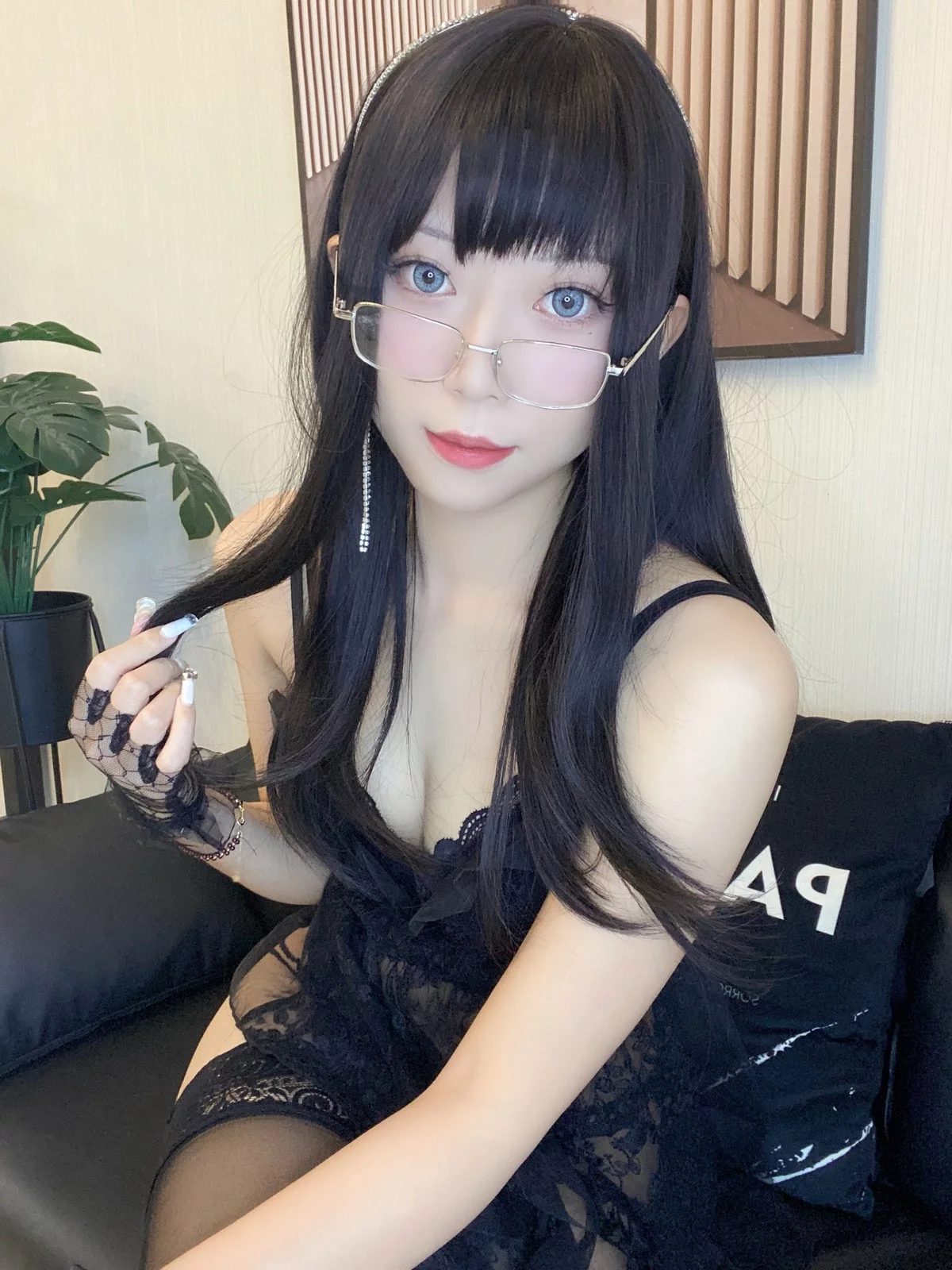 动漫博主Money冷冷蕾丝裙主题私房性感薄纱服饰配黑丝袜秀丰满身材诱惑写真76P