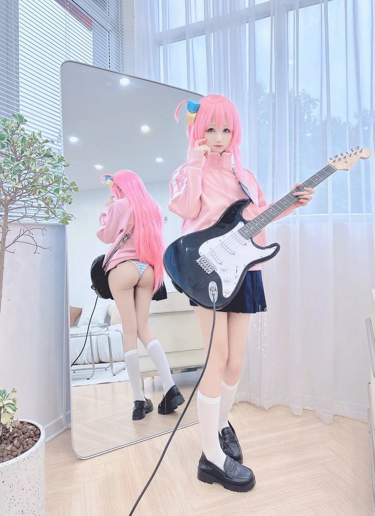 越南妹子KuukoW-Bocchi The Rock主题性感粉色外套配黑短裙秀美腿诱惑写真38P