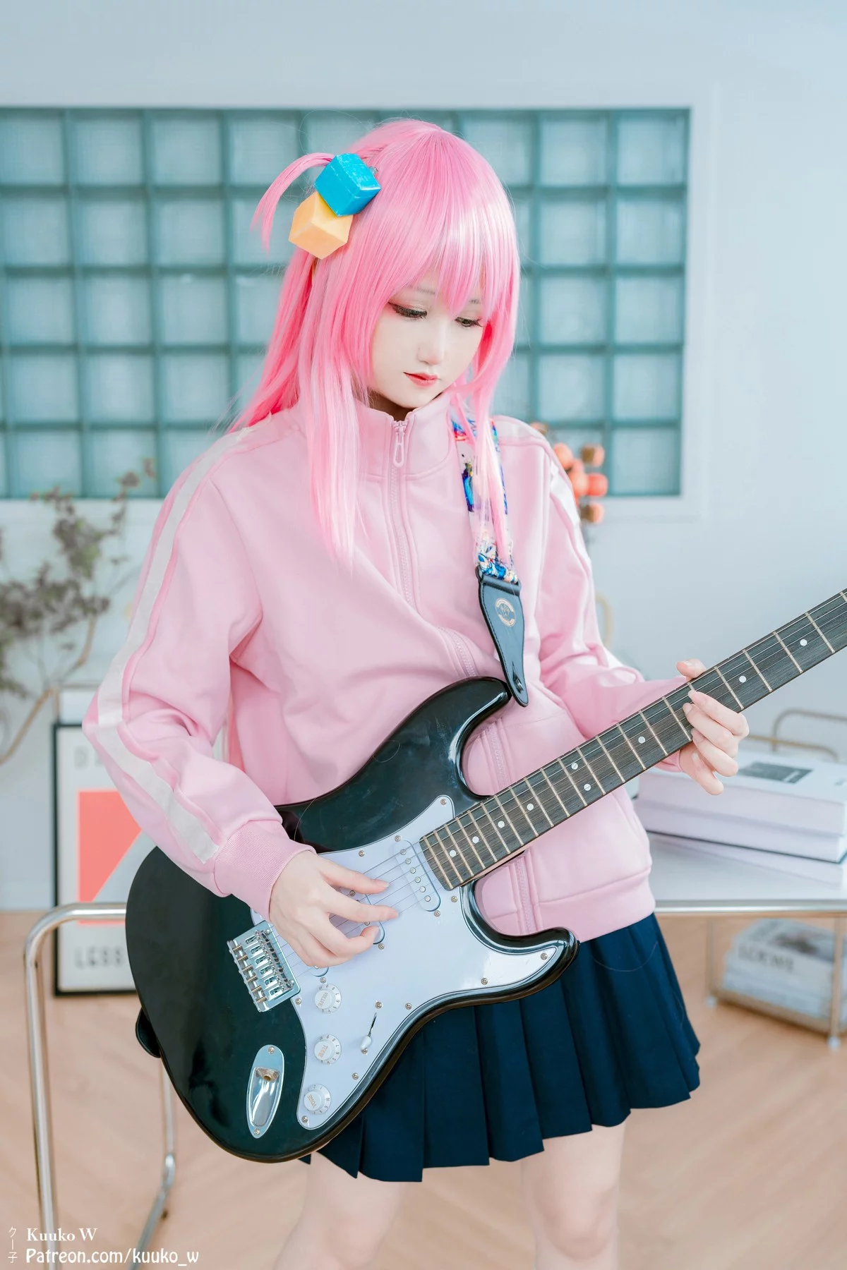 越南妹子KuukoW-Bocchi The Rock主题性感粉色外套配黑短裙秀美腿诱惑写真38P