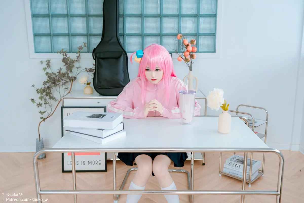 越南妹子KuukoW-Bocchi The Rock主题性感粉色外套配黑短裙秀美腿诱惑写真38P