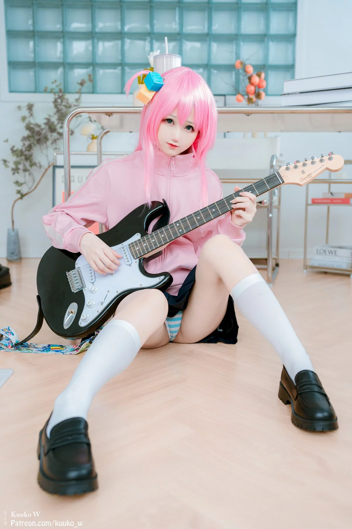 越南妹子KuukoW-Bocchi The Rock主题性感粉色外套配黑短裙秀美腿诱惑写真38P