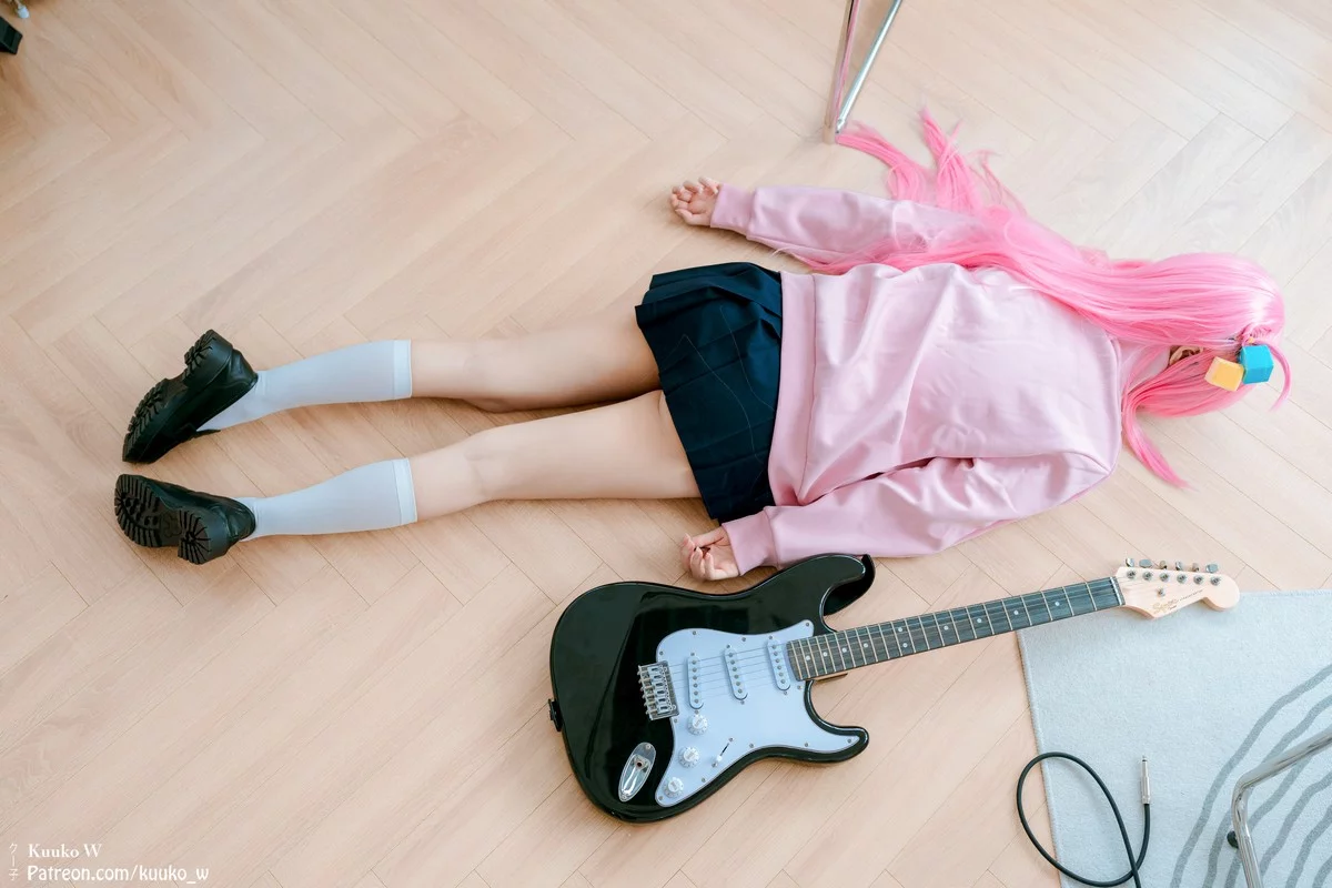 越南妹子KuukoW-Bocchi The Rock主题性感粉色外套配黑短裙秀美腿诱惑写真38P