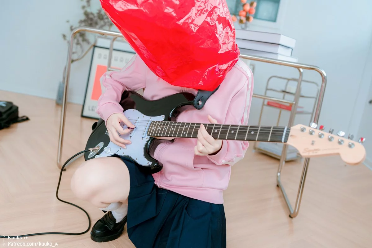 越南妹子KuukoW-Bocchi The Rock主题性感粉色外套配黑短裙秀美腿诱惑写真38P
