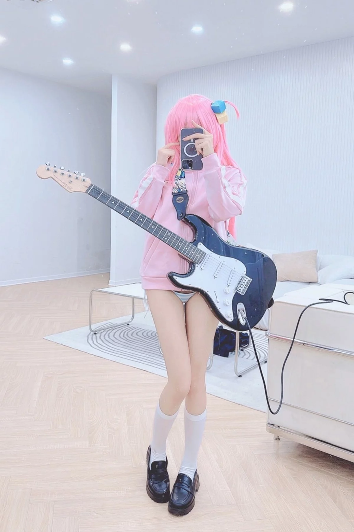 越南妹子KuukoW-Bocchi The Rock主题性感粉色外套配黑短裙秀美腿诱惑写真38P