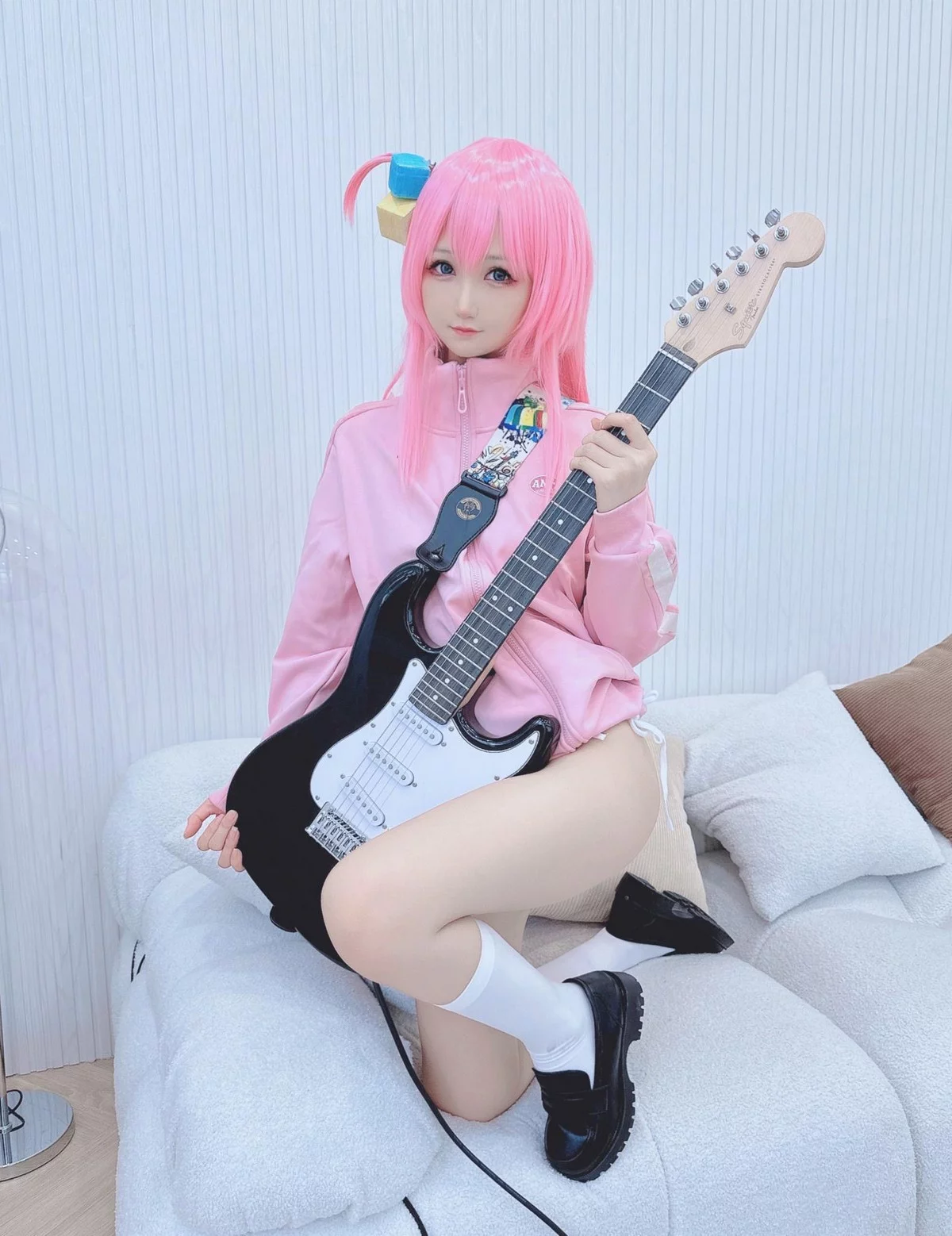 越南妹子KuukoW-Bocchi The Rock主题性感粉色外套配黑短裙秀美腿诱惑写真38P