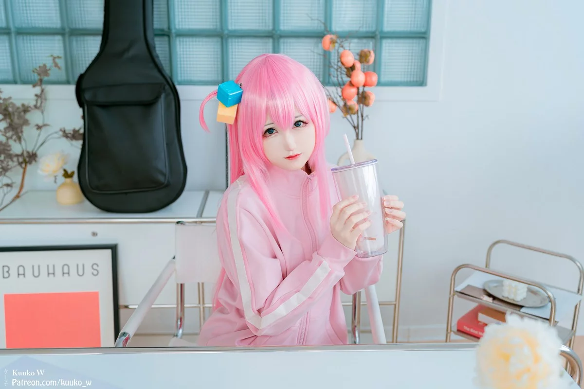 越南妹子KuukoW-Bocchi The Rock主题性感粉色外套配黑短裙秀美腿诱惑写真38P
