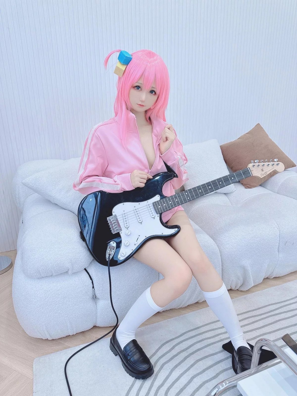 越南妹子KuukoW-Bocchi The Rock主题性感粉色外套配黑短裙秀美腿诱惑写真38P