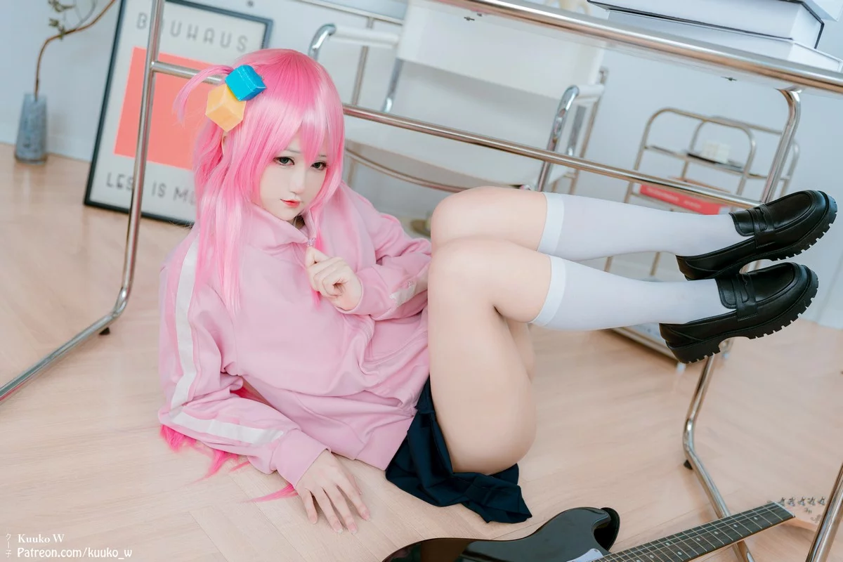 越南妹子KuukoW-Bocchi The Rock主题性感粉色外套配黑短裙秀美腿诱惑写真38P