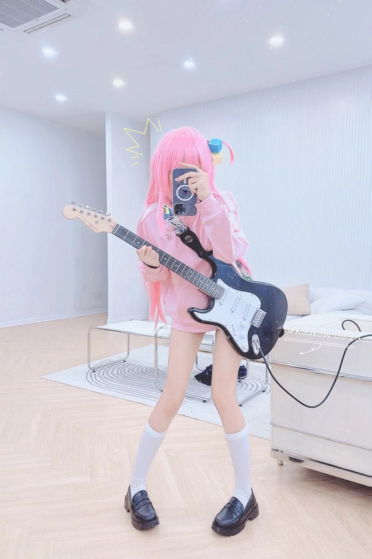 越南妹子KuukoW-Bocchi The Rock主题性感粉色外套配黑短裙秀美腿诱惑写真38P