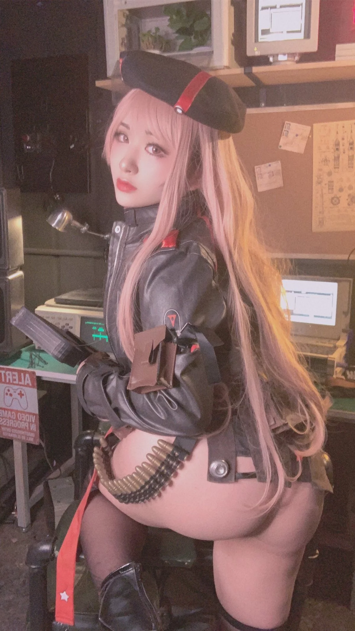 网络美女柘烟_Zuken妮姬胜利女神主题性感黑色服饰配黑丝袜秀翘臀美腿诱惑写真48P