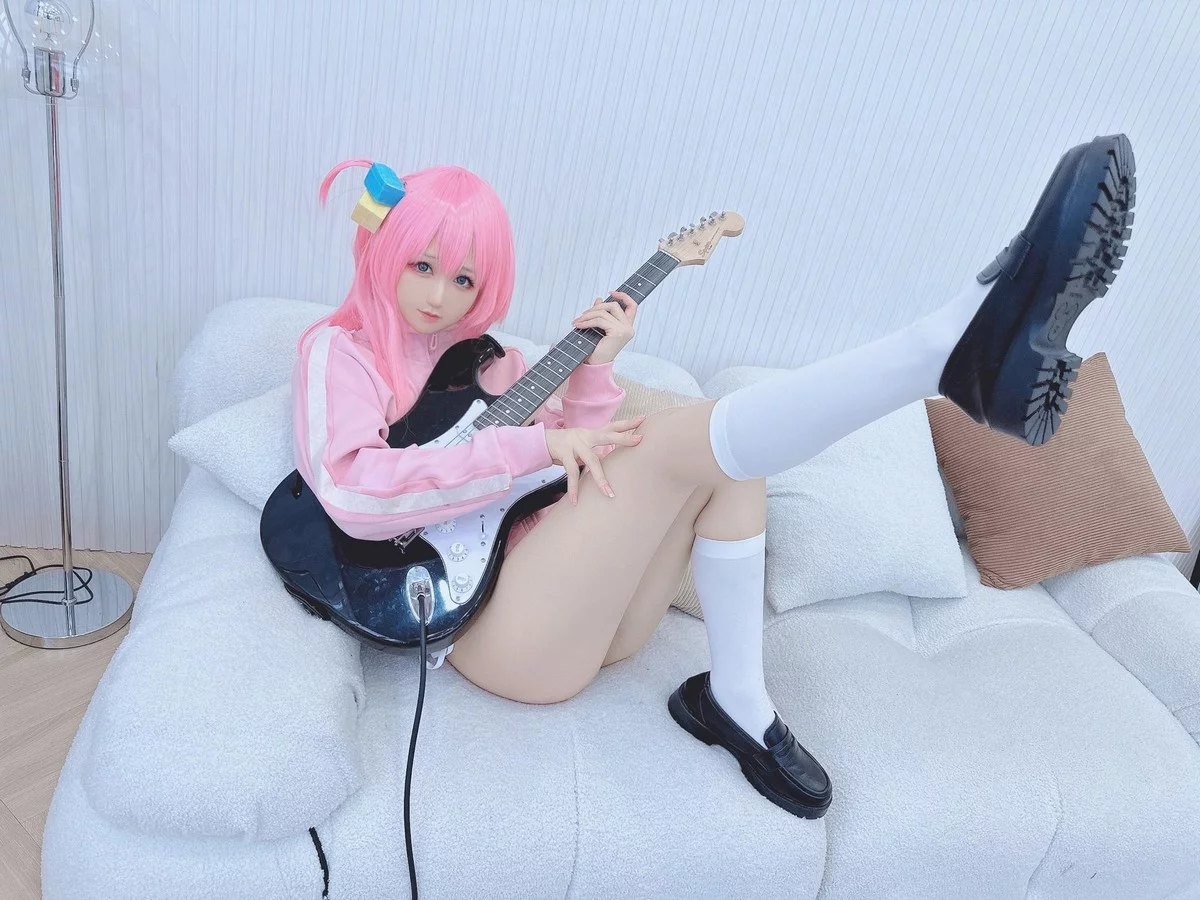 越南妹子KuukoW-Bocchi The Rock主题性感粉色外套配黑短裙秀美腿诱惑写真38P