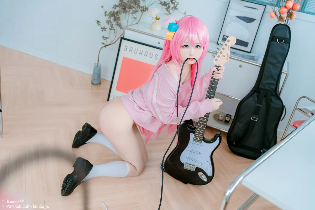 越南妹子KuukoW-Bocchi The Rock主题性感粉色外套配黑短裙秀美腿诱惑写真38P