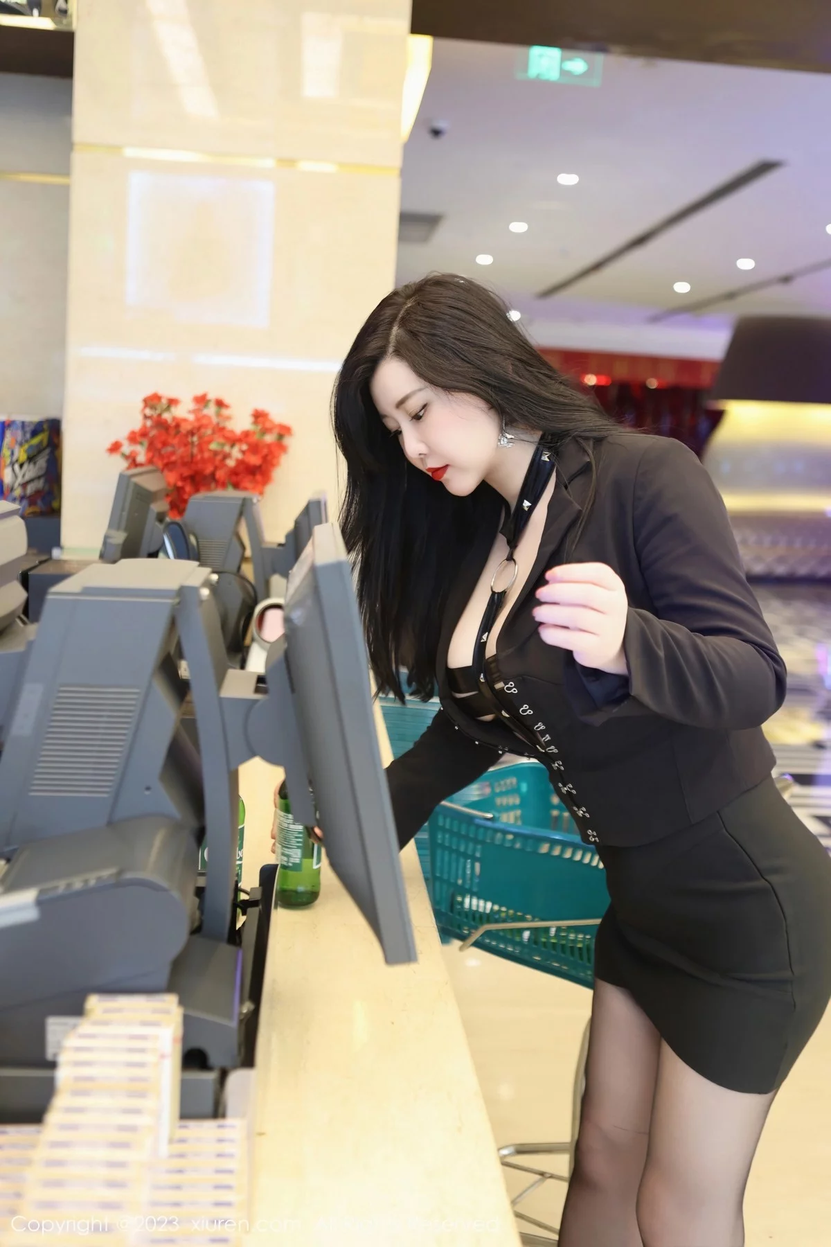 XiuRen第6766期_模特王婉悠Queen性感黑色情趣服配开档黑丝秀惹火身材诱惑写真82P