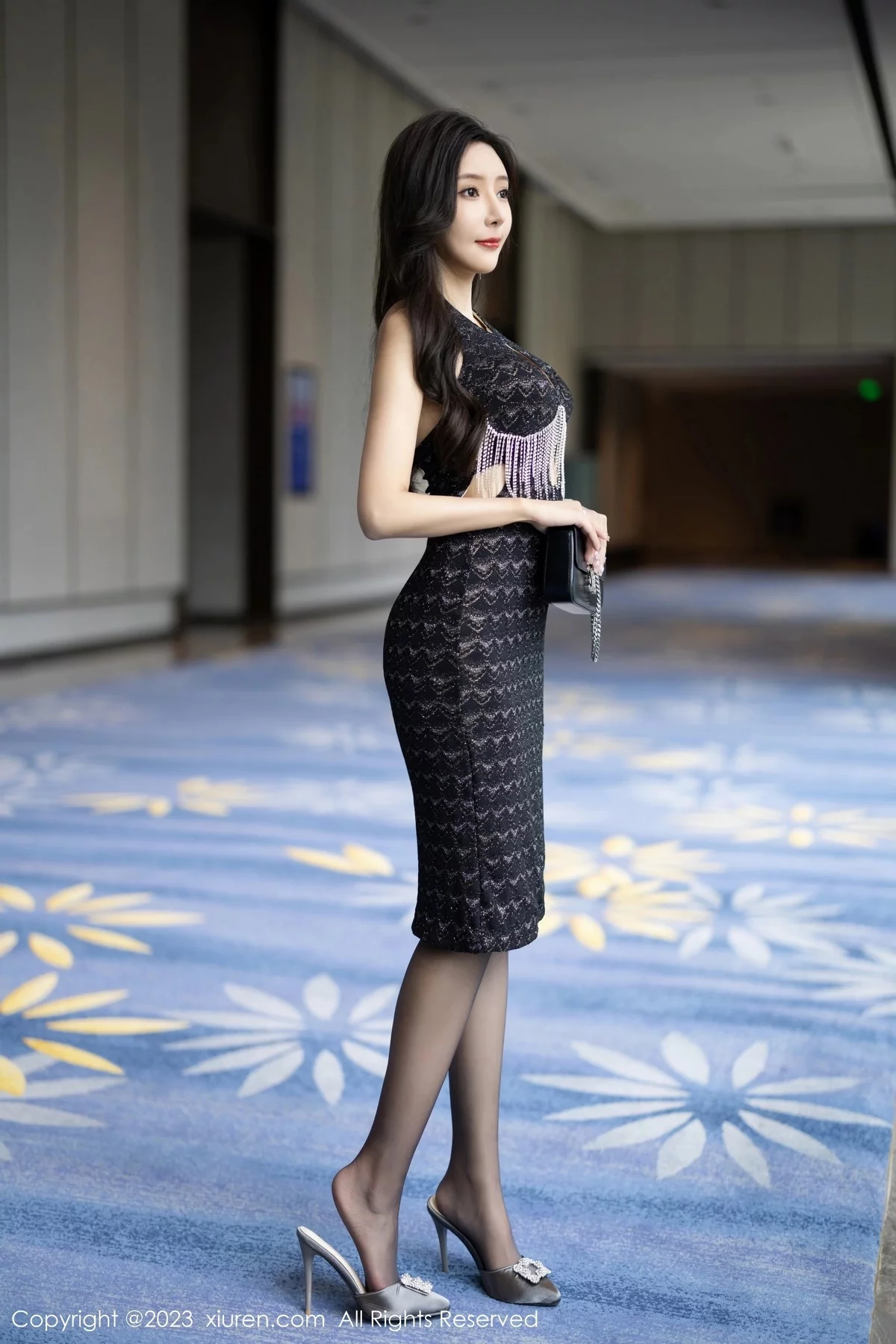 XiuRen第6772期_女神王馨瑶yanni私房性感黑色内衣配黑色蕾丝吊袜极致魅惑写真87P