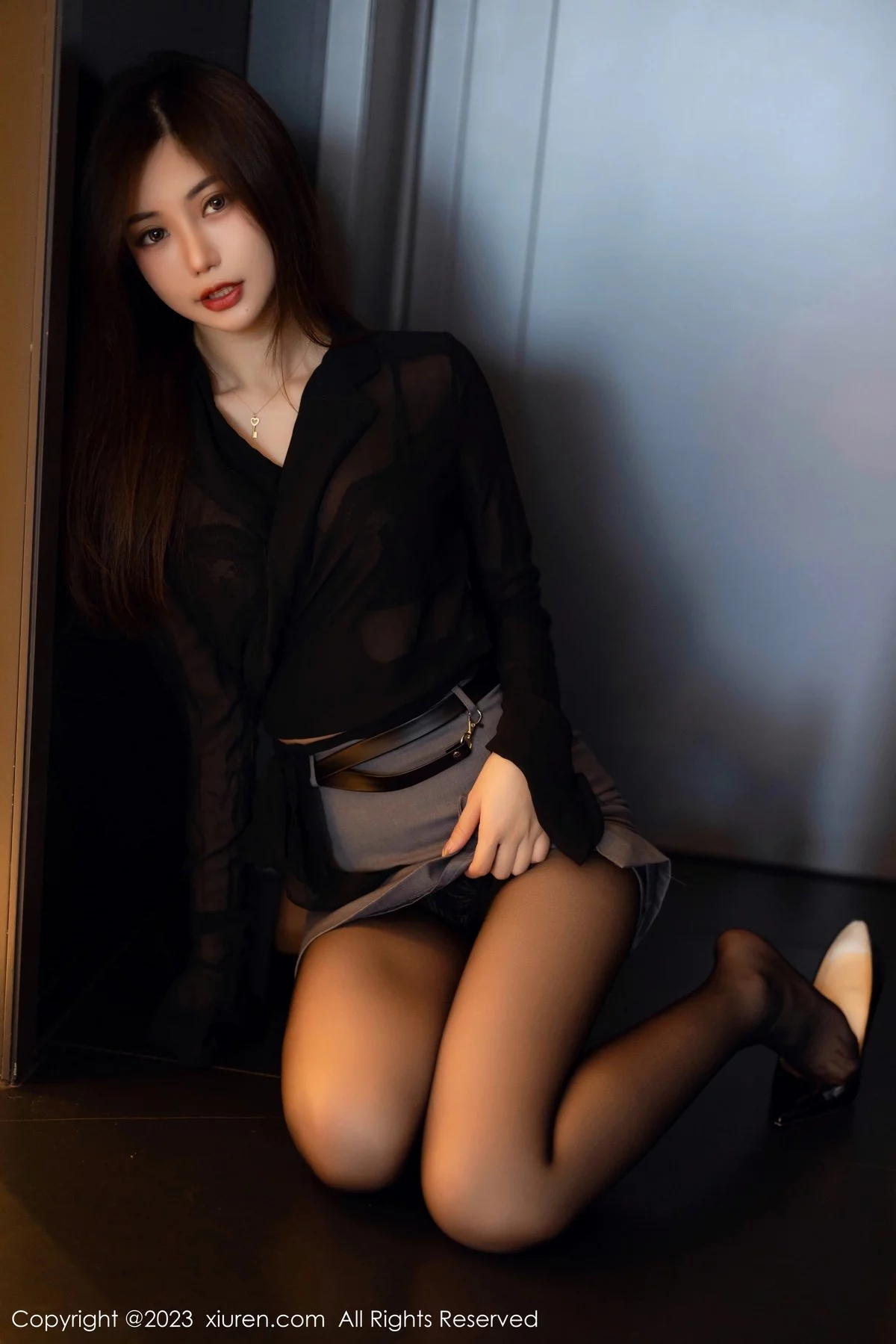 XiuRen第6770期_女神绮里嘉ula黑色上衣配灰色短裙露黑色蕾丝内衣完美诱惑写真93P