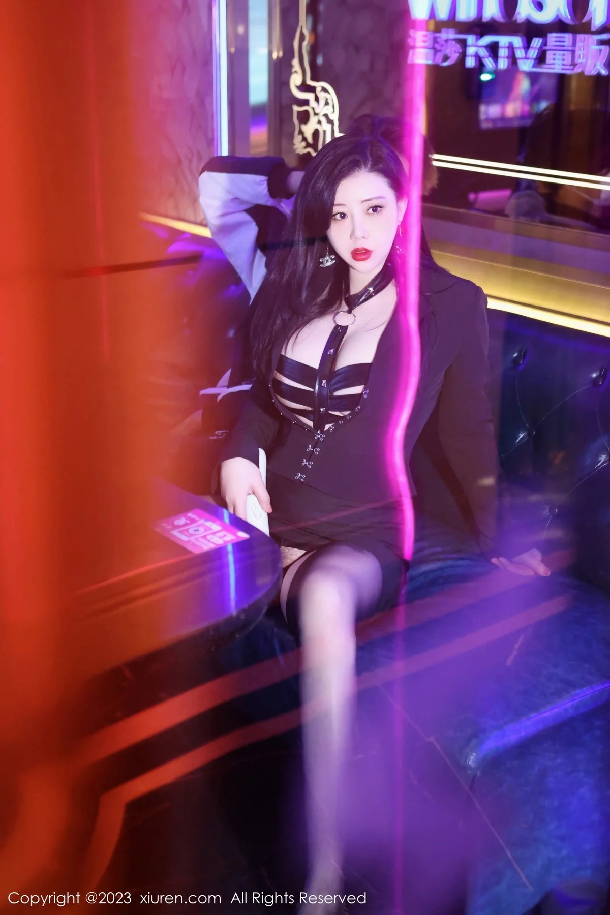 XiuRen第6766期_模特王婉悠Queen性感黑色情趣服配开档黑丝秀惹火身材诱惑写真82P