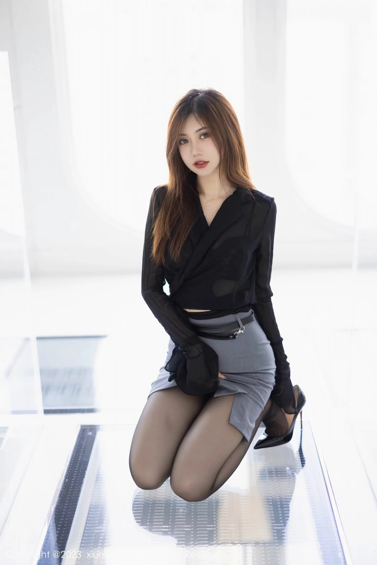 XiuRen第6770期_女神绮里嘉ula黑色上衣配灰色短裙露黑色蕾丝内衣完美诱惑写真93P