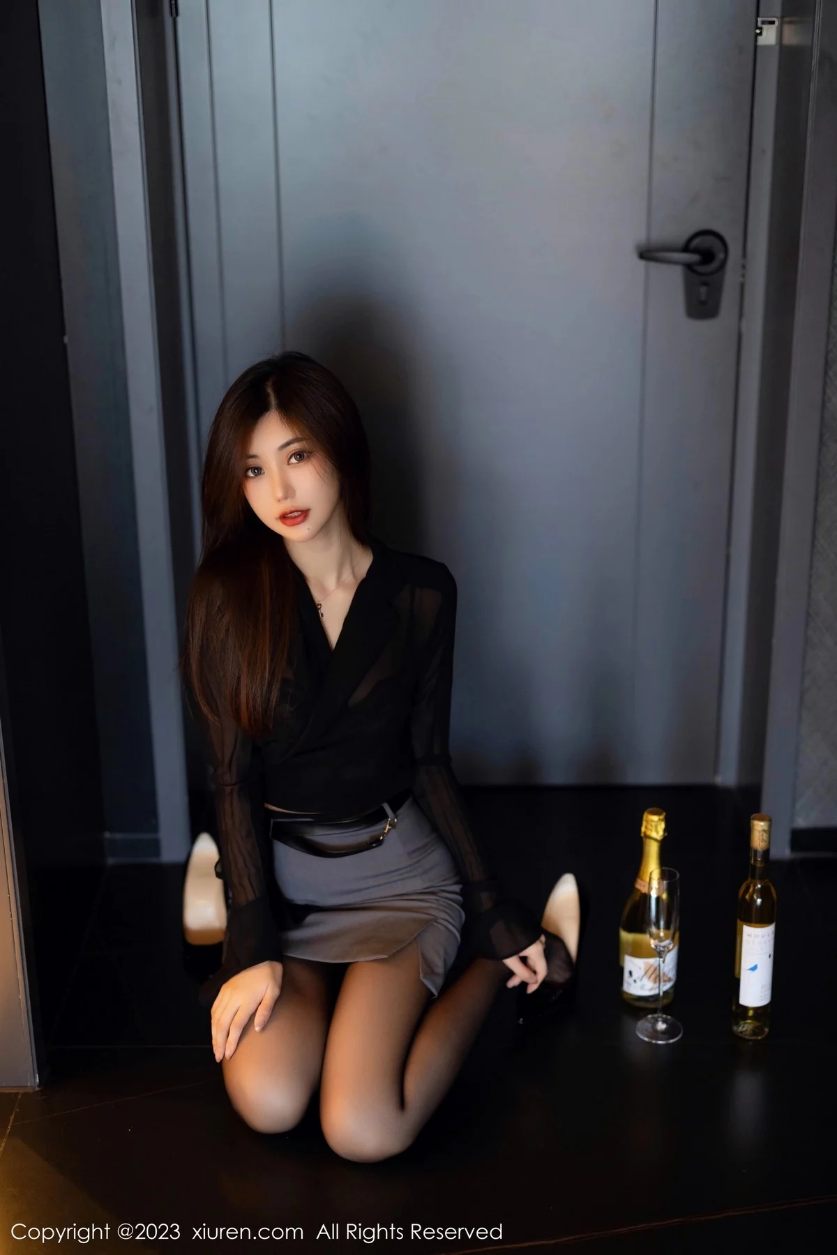 XiuRen第6770期_女神绮里嘉ula黑色上衣配灰色短裙露黑色蕾丝内衣完美诱惑写真93P