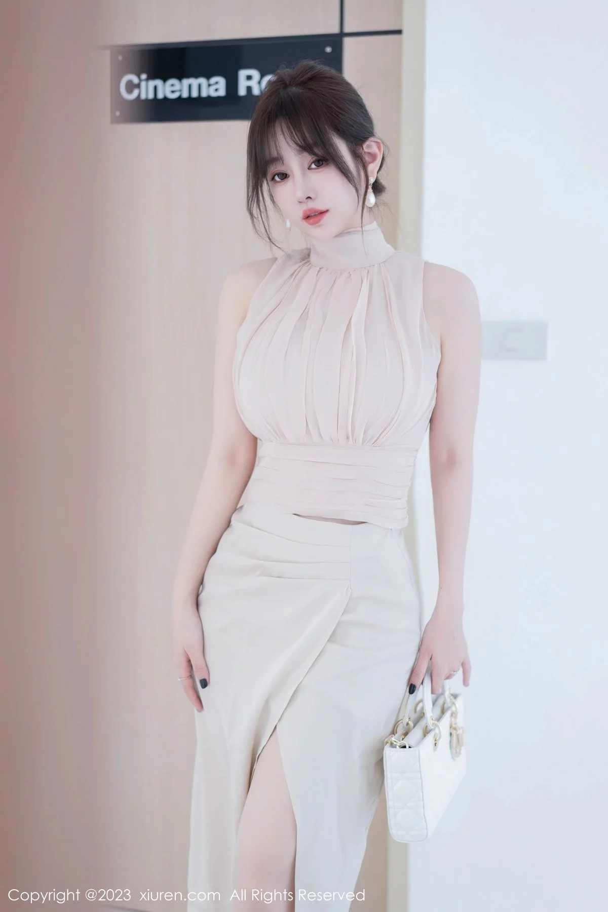 XiuRen第6768期_女神王雨纯脱浅色连衣长裙露浅色内衣配开档肉丝完美诱惑写真74P