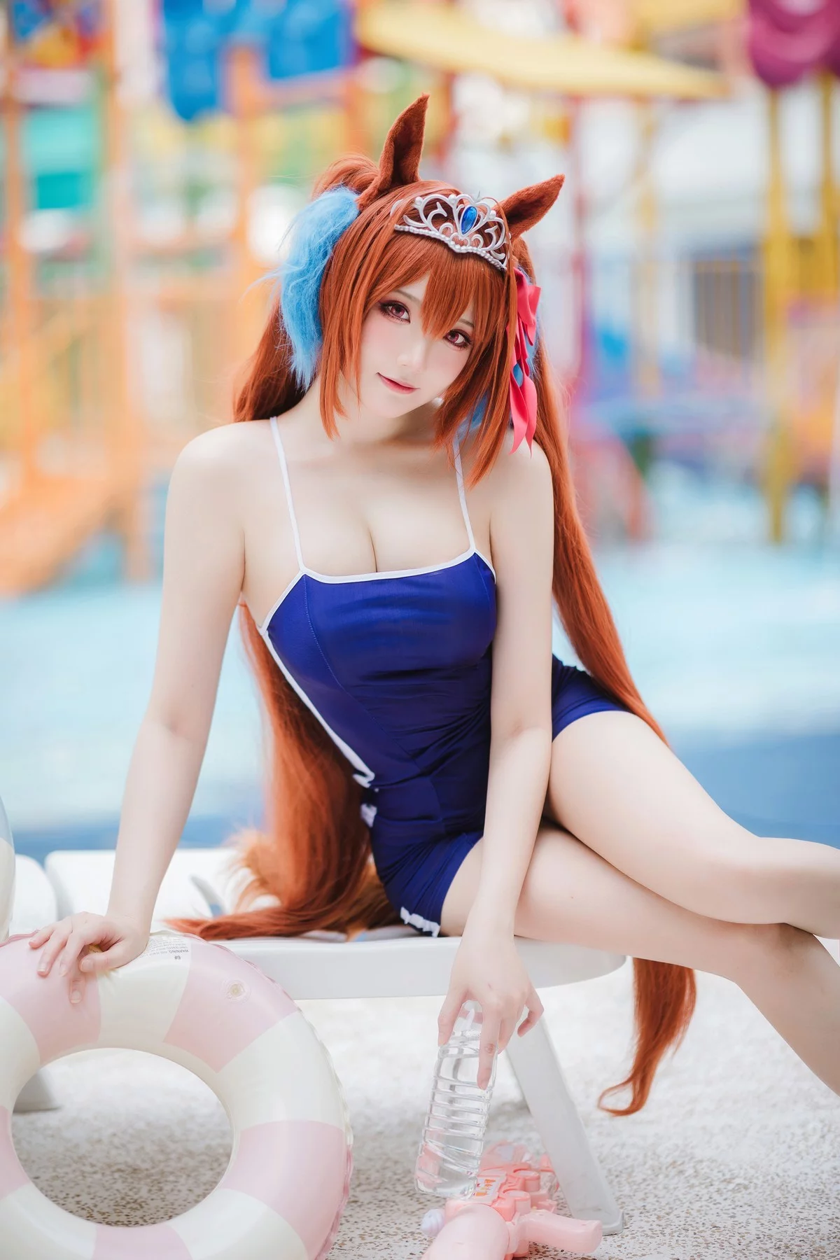 Coser美女瓜希酱赛马娘+大和赤骥主题泳池边蓝色连体泳衣秀完美身材诱惑写真30P