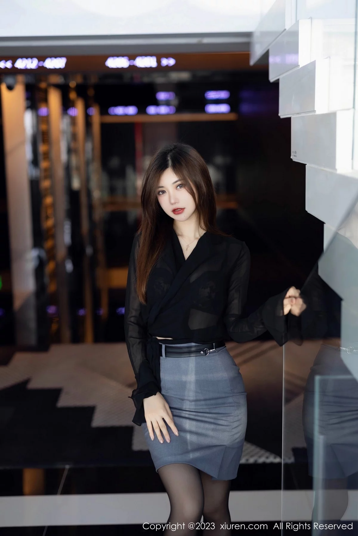 XiuRen第6770期_女神绮里嘉ula黑色上衣配灰色短裙露黑色蕾丝内衣完美诱惑写真93P